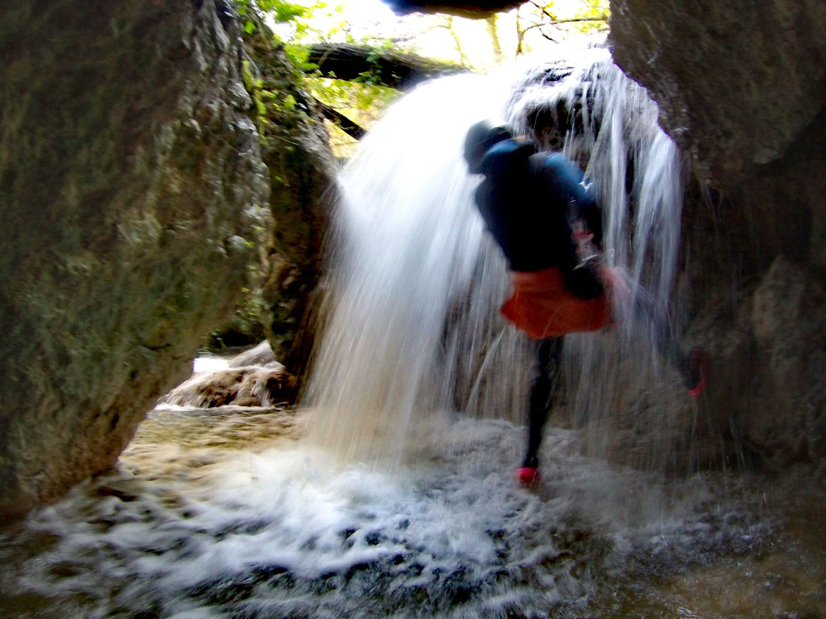 Canyoning_Siscia_Rappel_under_waterfalls